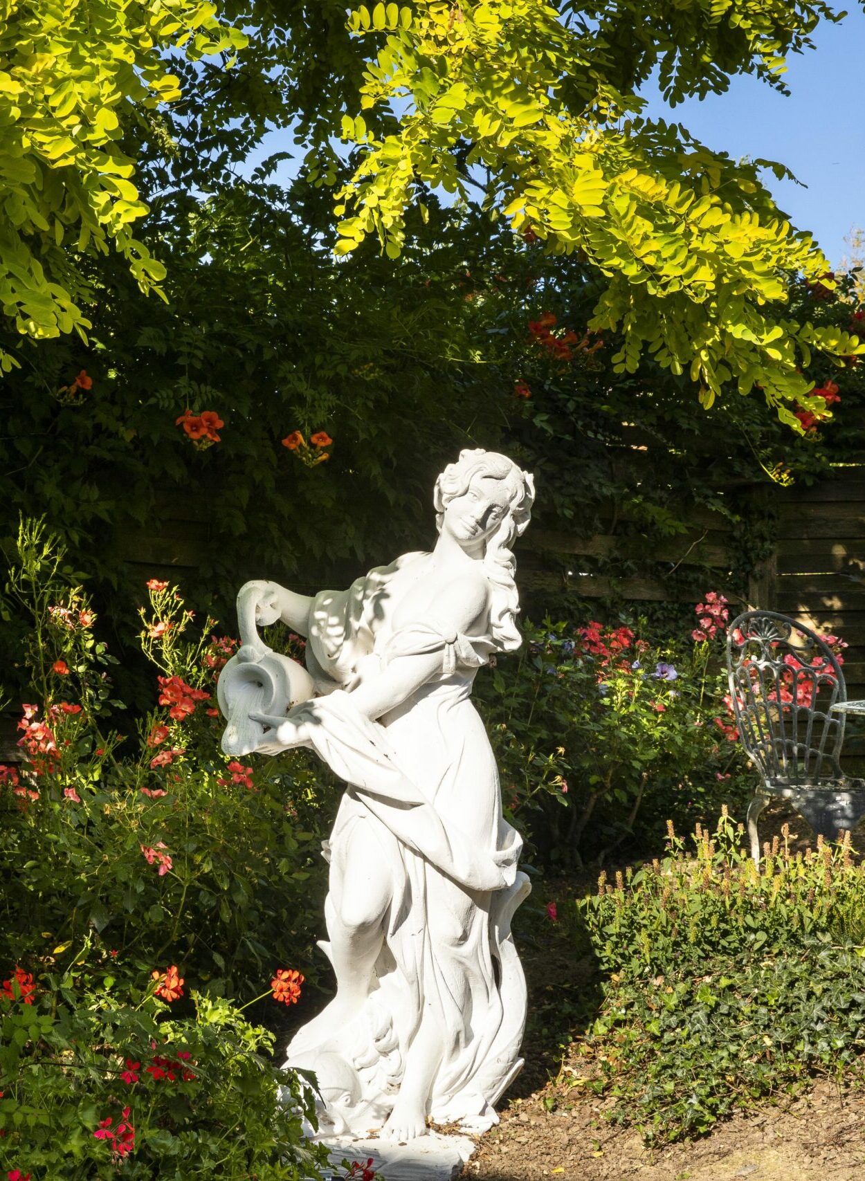 statue